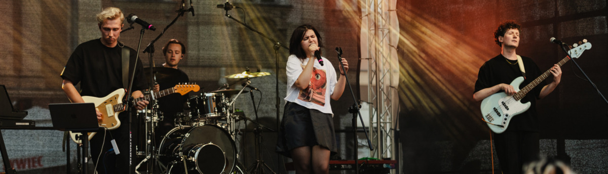 Młoda Scena NCPP: Wiktoria Zwolińska / Guest Julka